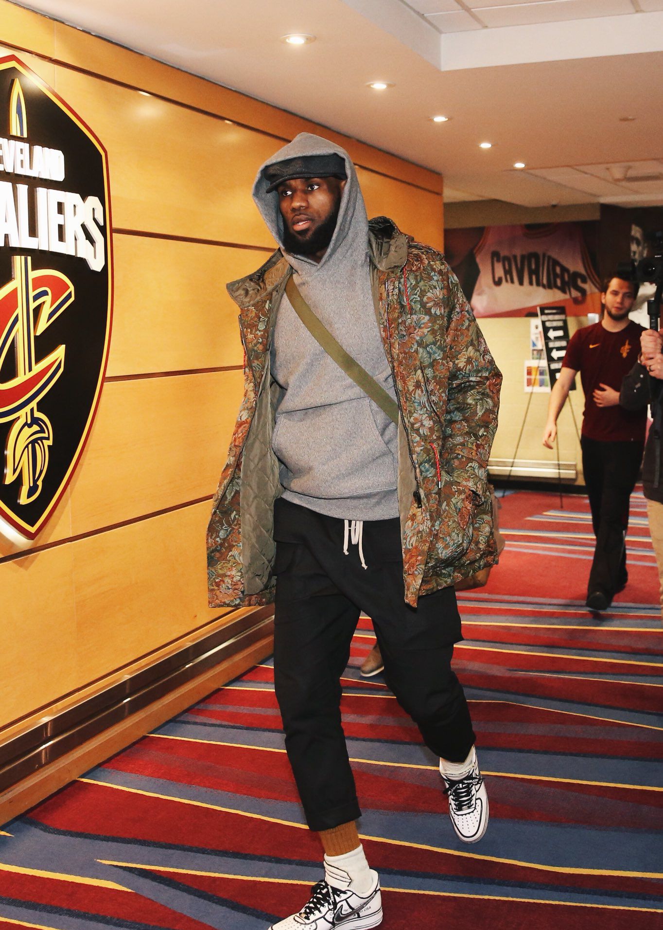 攻击力十足！爱德华兹半场10中7高效砍下21分1助1断 首节12分（爱德华兹火力全开：半场10投7中斩获21分1助1断，首节独揽12分）