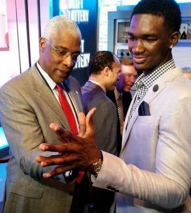 川普狂喜，乡下人乐队将在世界杯抽签仪式结束后表演《YMCA》（世界杯抽签落幕后，乡下人乐队献唱《YMCA》，令川普喜出望外）