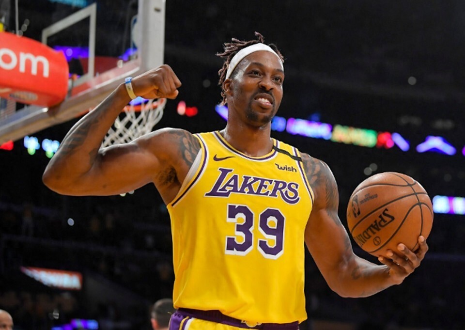 尤文航班延误，挪威当地球迷抓紧机会在机场与他们合影留念（尤文航班晚点，挪威球迷趁机在机场合影）