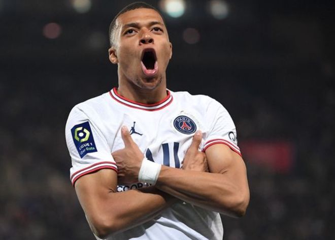 球迷向场内扔杂物引发骚乱，梅西印度行球场亮相仪式提前结束（球迷投掷杂物引发骚动，梅西印度行球场亮相仪式被迫提前结束）