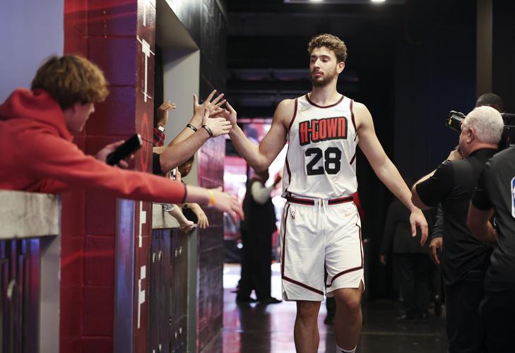 东契奇三双＆里夫斯状态不佳，湖人4分战胜76人（东契奇三双发威、里夫斯手感低迷，湖人险胜76人4分）