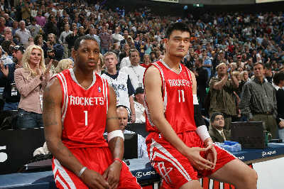 篮球巨星的失误之夜：约基奇表现失常（约基奇失误频发之夜：巨星状态低迷）