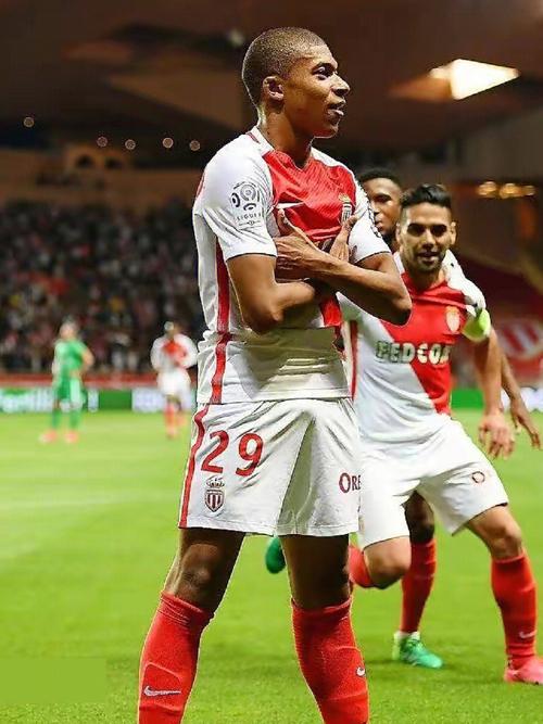 德转列自由转会身价前10：姆巴佩1.8亿欧第1，梅西8000万第2（德转公布自由转会身价前十：姆巴佩1.8亿欧领跑，梅西8000万居次）