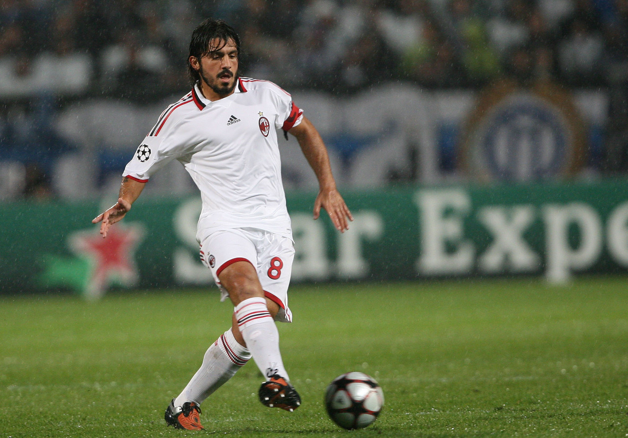 火药味十足，费内巴切与加拉塔萨雷在德比战赛前热身爆发冲突（德比未开先火：费内巴切与加拉塔萨雷赛前热身爆发冲突）