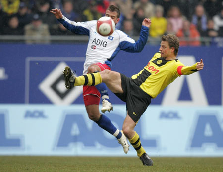 心急！斯玛特退防被朱利安·尚帕尼打成2+1 怒捶篮架（斯玛特退防心急遭朱利安·尚帕尼打成2+1，愤怒捶打篮架）