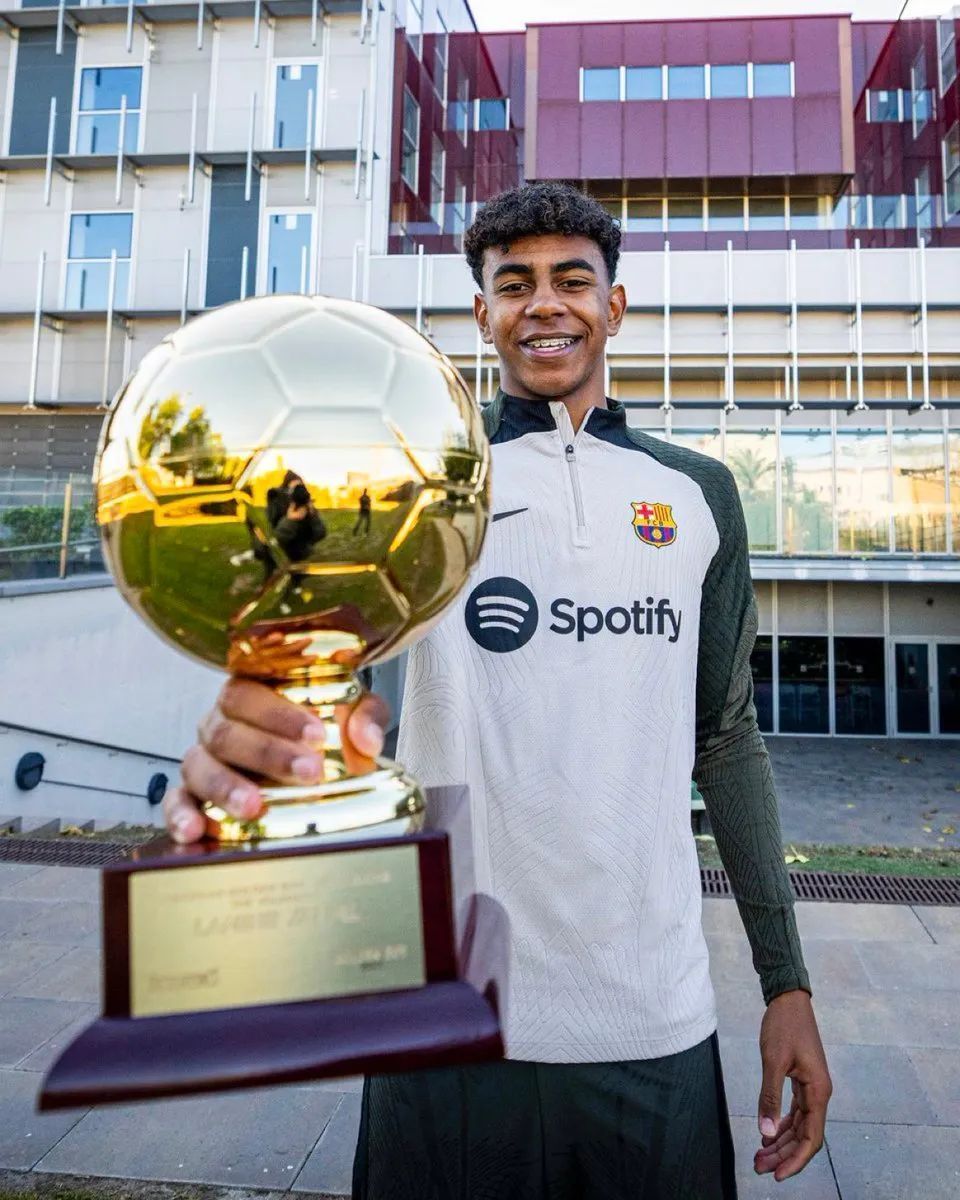 巴萨球员最新身价：亚马尔2亿欧元居首，莱万仅剩900万（巴萨球员身价更新：亚马尔2亿欧领跑，莱万仅剩900万）