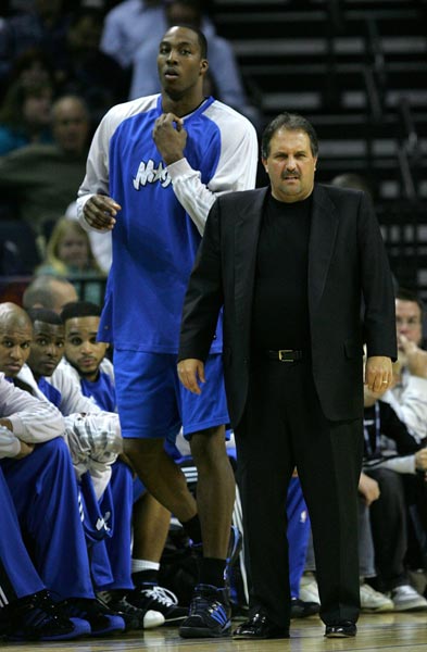 篮球湖人今日调整轮换，新阵容效果显著（湖人今日调整轮换，新阵容立见成效）