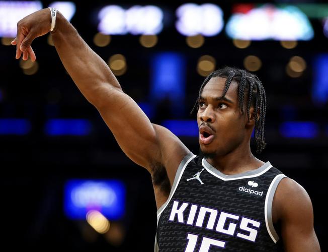 门将精彩扑救确保胜利（神勇门将高接低挡保住胜利）