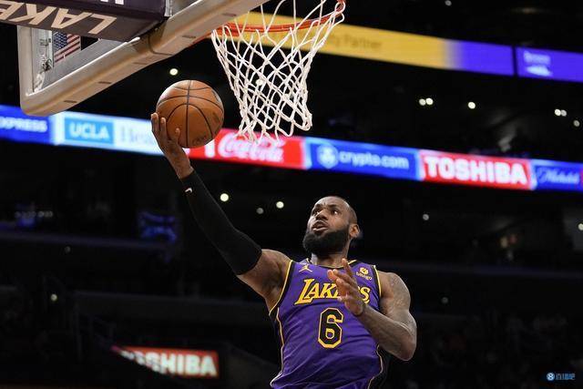 沃克半场表现惊艳，三分球成为杀手锏（沃克半场大放异彩，三分球化作制胜利器）