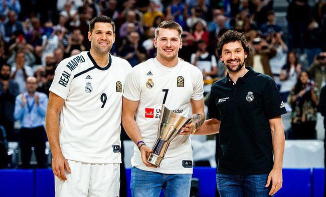 杰威：文班亚马在NBA是独一档的存在，和字母哥类似（杰威：文班亚马在NBA自成一档，与字母哥风格相近）