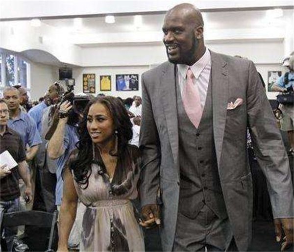 文班亚马大概率出战与雷霆比赛，他已参加多次5v5训练（文班亚马有望迎战雷霆，近期已多次参与5v5训练）