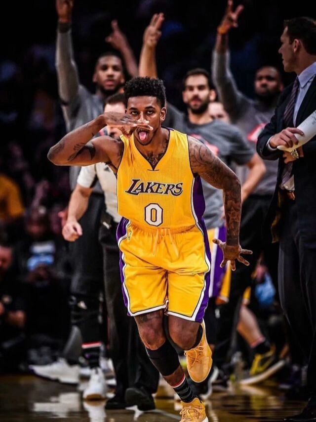 篮球赛场风云突变，三分球盛宴闪耀全场（篮球赛场风云变幻，三分狂潮席卷全场）